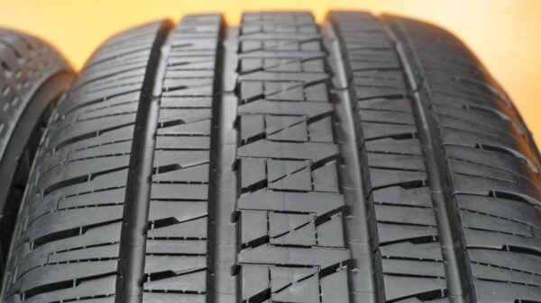 2 used tires 275/60/20 BRIDGESTONE - Image 3