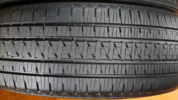 2 used tires 275/60/20 BRIDGESTONE - Image 4