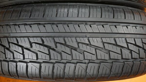 2 used tires 235/60/17 FALKEN - Image 4