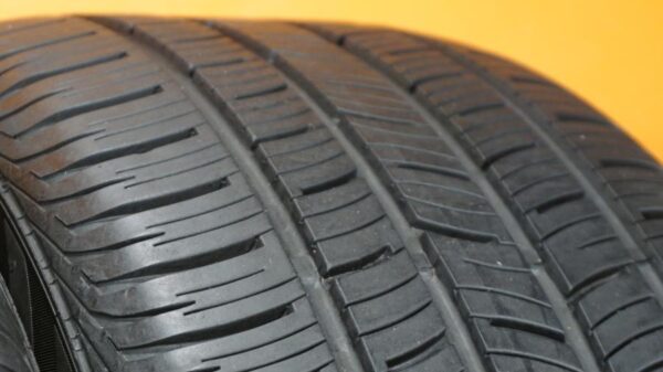 2 used tires 225/55/17 CONTINENTAL - Image 5