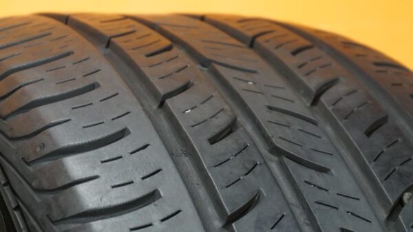 2 used tires 225/55/17 CONTINENTAL - Image 5