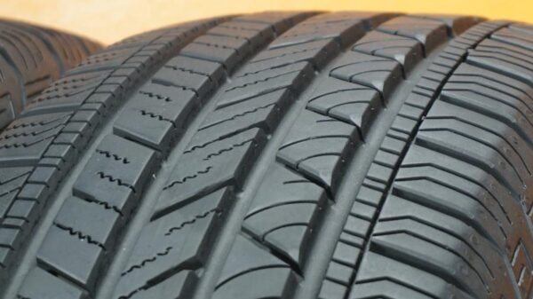 2 used tires 225/65/17 CONTINENTAL - Image 3