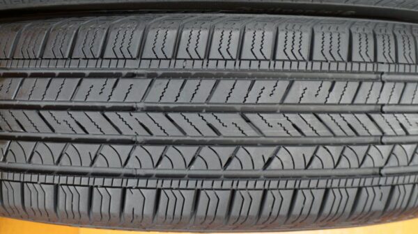 2 used tires 225/65/17 CONTINENTAL - Image 4