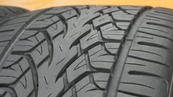 2 used tires 275/25/26 DELINTE - Image 3