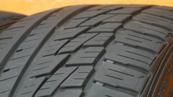 2 used tires 225/40/18 FALKEN - Image 3