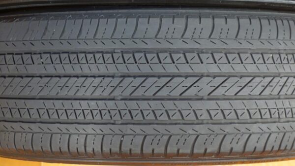 2 used tires 215/65/16 BRIDGESTONE - Image 4