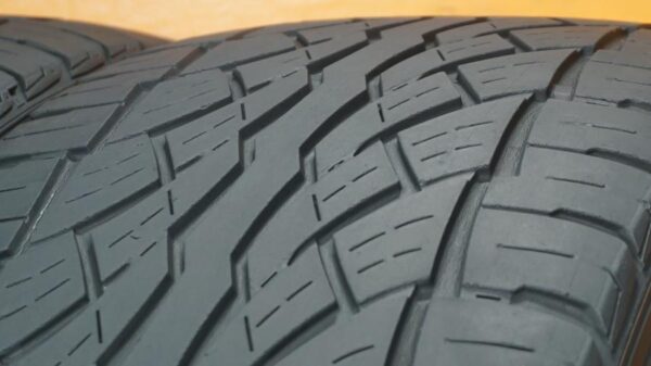 2 used tires 265/35/22 FALKEN - Image 3