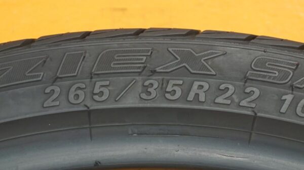 2 used tires 265/35/22 FALKEN - Image 7