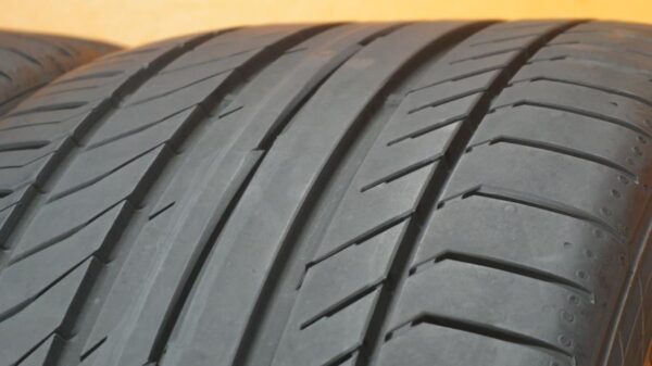 2 used tires 255/35/19 CONTINENTAL - Image 3