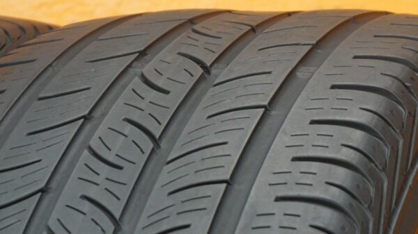 2 used tires 255/35/18 CONTINENTAL - Image 3