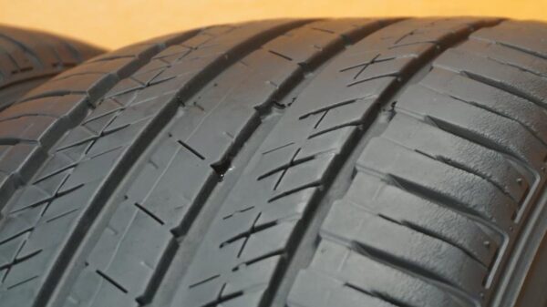 2 used tires 215/55/17 BRIDGESTONE - Image 3