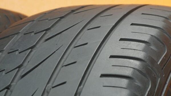 2 used tires 235/60/18 CONTINENTAL - Image 3