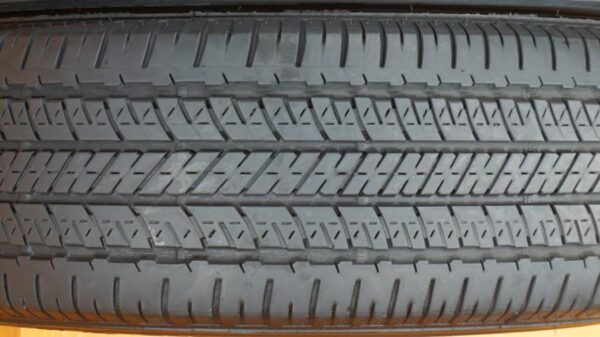 2 used tires 205/65/15 BRIDGESTONE - Image 4