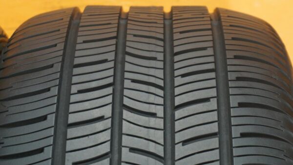 2 used tires 225/50/17 CONTINENTAL - Image 5