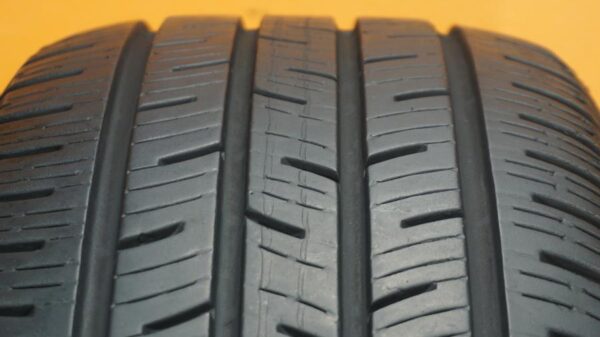 2 used tires 235/65/17 CONTINENTAL - Image 5