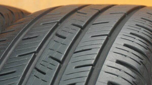 2 used tires 235/65/17 CONTINENTAL - Image 3