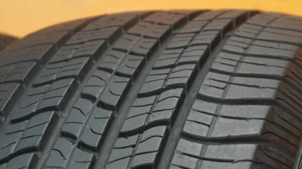 2 used tires 215/65/16 FUTURA - Image 3