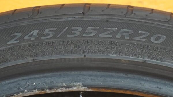 2 used tires 245/35/20 DELINTE - Image 7