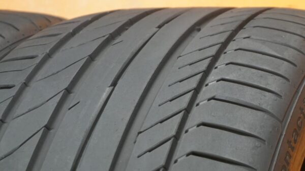 2 used tires 255/35/19 CONTINENTAL - Image 3