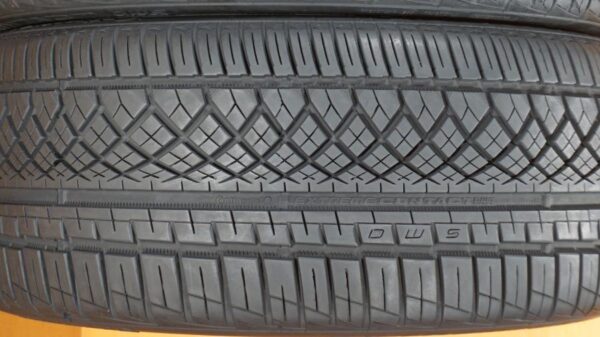 2 used tires 255/35/20 CONTINENTAL - Image 4