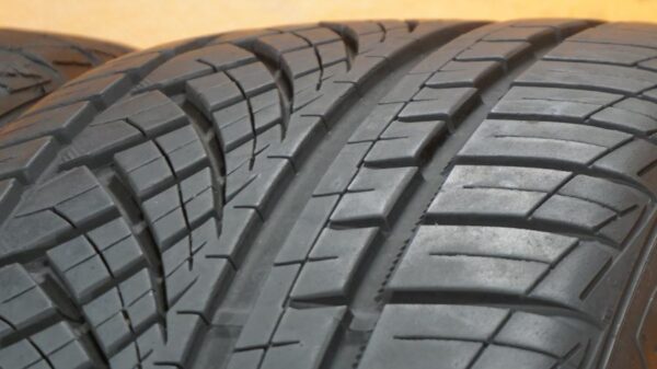 2 used tires 255/35/20 CONTINENTAL - Image 3