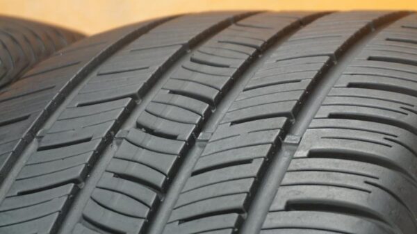 2 used tires 225/55/17 CONTINENTAL - Image 3