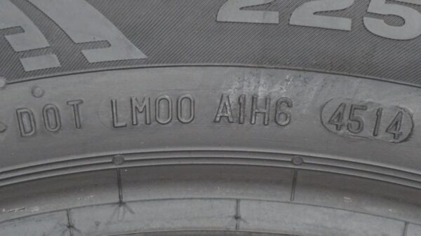 2 used tires 225/55/17 CONTINENTAL - Image 9