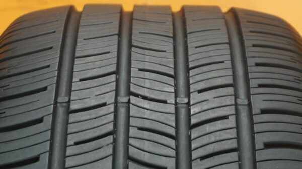 2 used tires 225/55/17 CONTINENTAL - Image 5