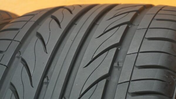 2 used tires 235/35/20 DELINTE - Image 3