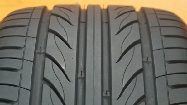 2 used tires 235/35/20 DELINTE - Image 5