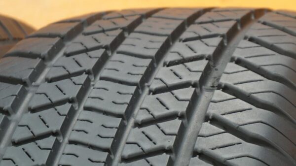 2 used tires 235/60/15 CHALLENGER - Image 3