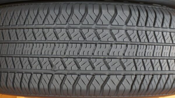 2 used tires 235/60/15 CHALLENGER - Image 4