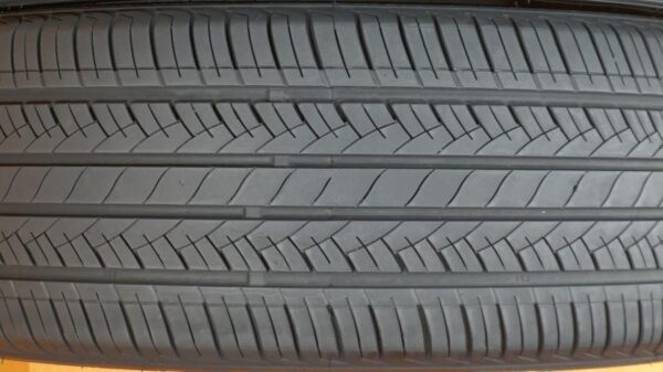 2 used tires 225/45/18 WESTLAKE - Image 4