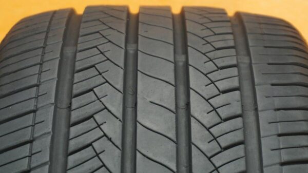 2 used tires 225/45/18 WESTLAKE - Image 5