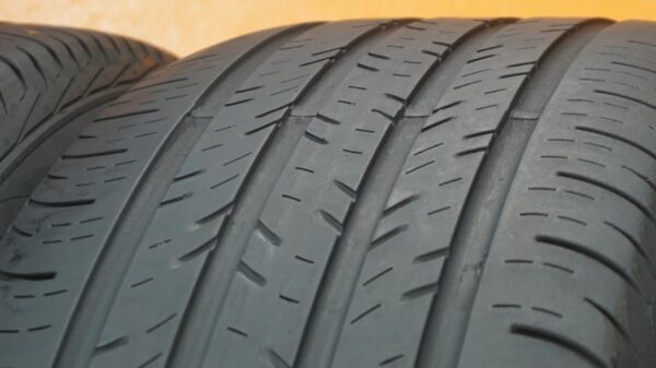 2 used tires 235/55/17 CONTINENTAL - Image 3