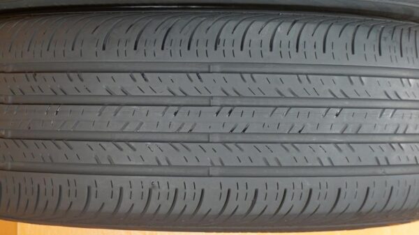 2 used tires 235/55/17 CONTINENTAL - Image 4