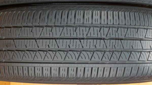 2 used tires 235/60/18 CONTINENTAL - Image 4