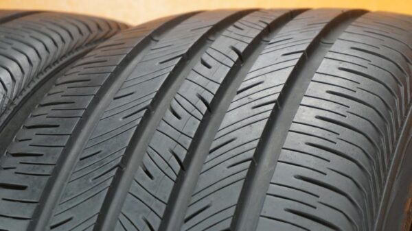 2 used tires 235/40/19 CONTINENTAL - Image 3