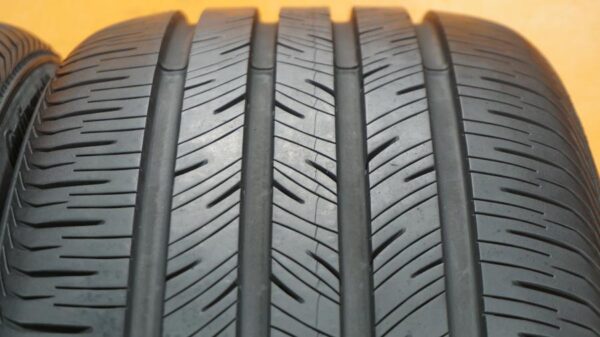 2 used tires 235/40/19 CONTINENTAL - Image 5