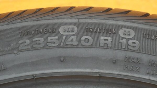 2 used tires 235/40/19 CONTINENTAL - Image 7