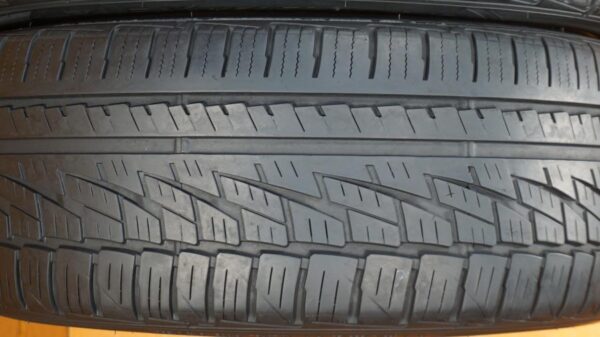 2 used tires 235/45/17 FALKEN - Image 4