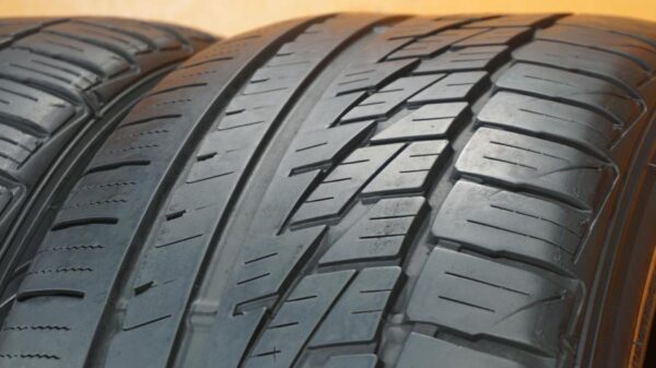 2 used tires 235/45/17 FALKEN - Image 3