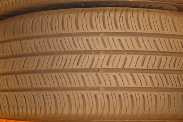 2 used tires 225/55/17 CONTINENTAL - Image 4