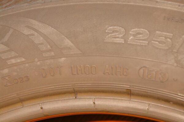 2 used tires 225/55/17 CONTINENTAL - Image 8