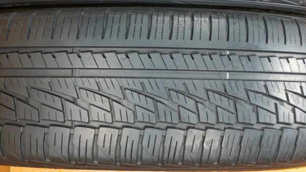 2 used tires 225/50/17 FALKEN - Image 4