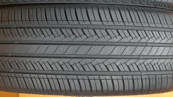 2 used tires 225/50/17 WESTLAKE - Image 4