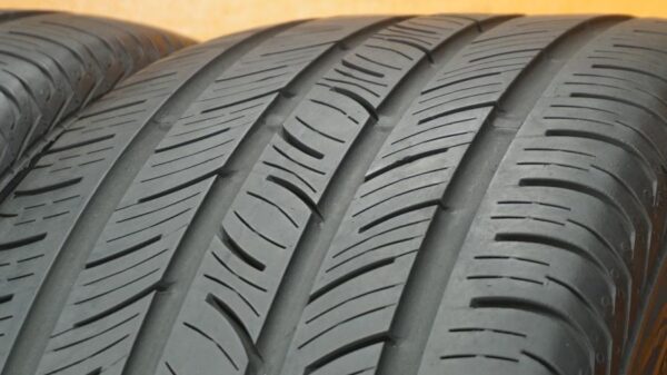 2 used tires 255/45/18 CONTINENTAL - Image 3