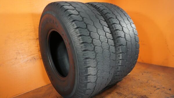 2 used tires LT 33/12.50/15 MAXXIS - Image 2