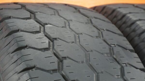 2 used tires LT 33/12.50/15 MAXXIS - Image 3