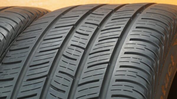 2 used tires 245/45/18 CONTINENTAL - Image 3